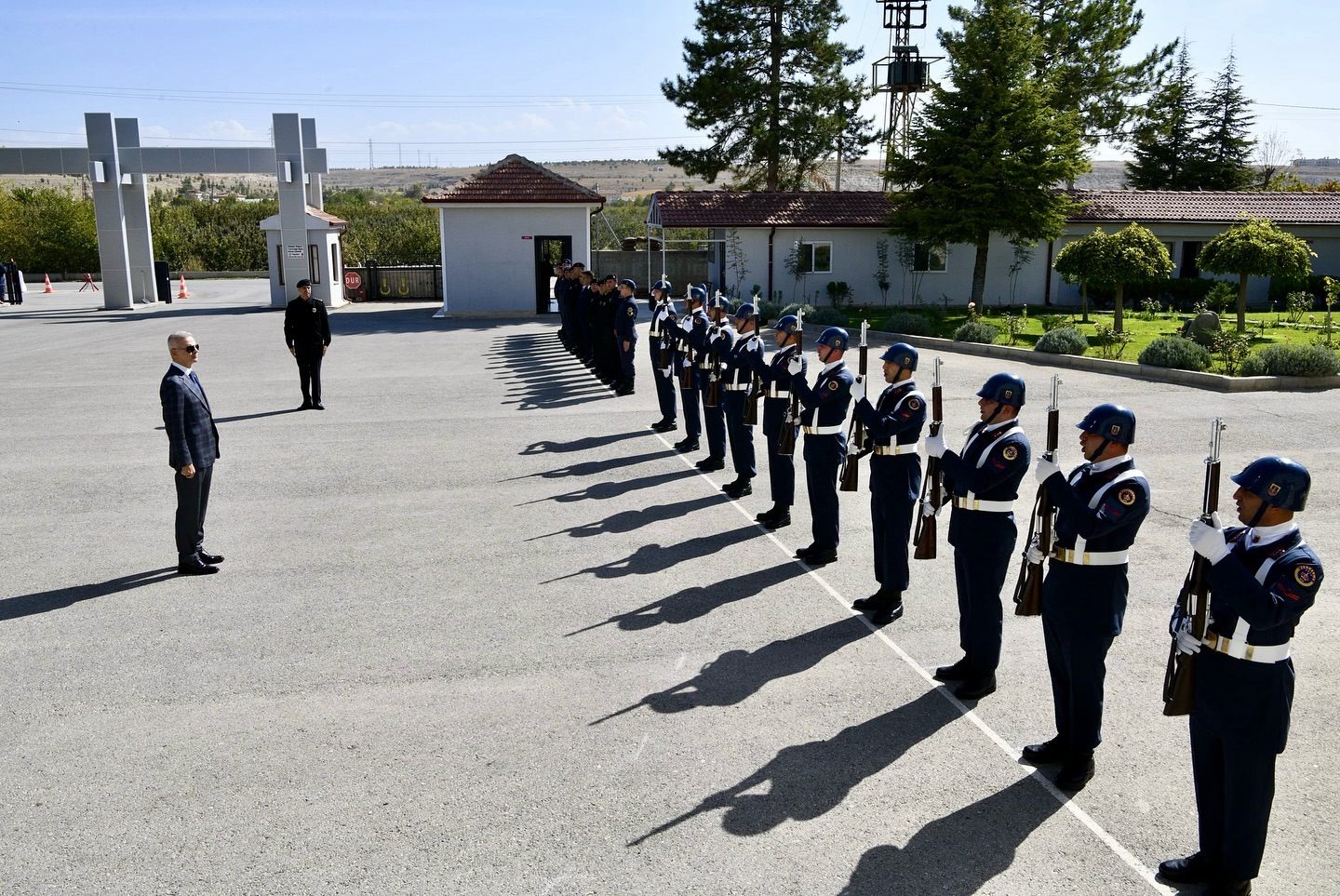 Vali Cicekliden Il Jandarma Komutanligina Ziyaret1