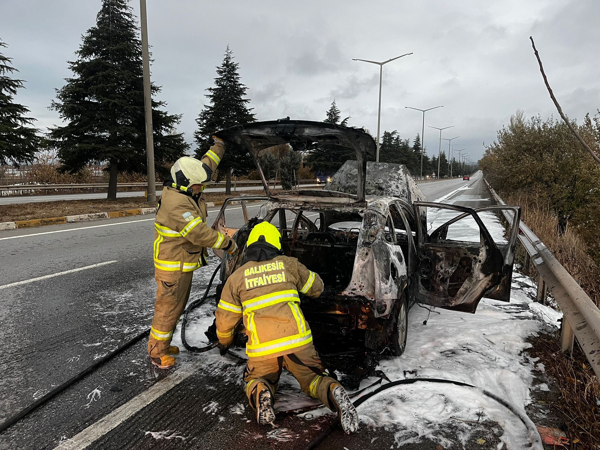 Balikesirde Seyir Halindeki Otomobil Alev Aldi (3)