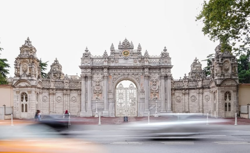 Dolmabahce Sarayi Kim Tarafindan Yapilmistir (3)