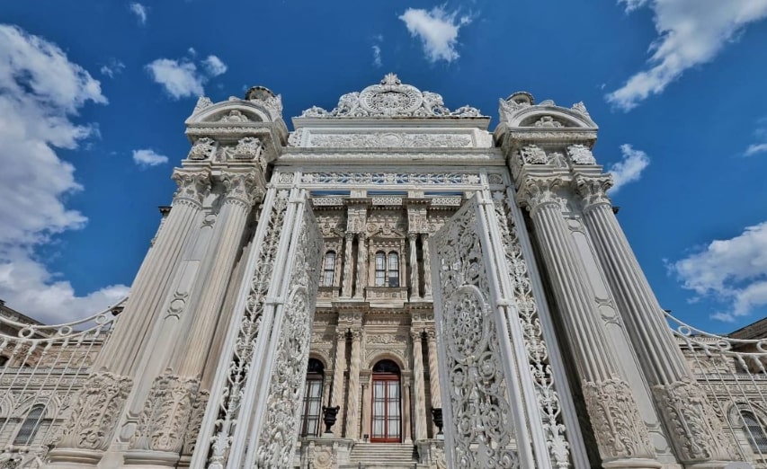 Dolmabahce Sarayi Kim Tarafindan Yapilmistir (4)