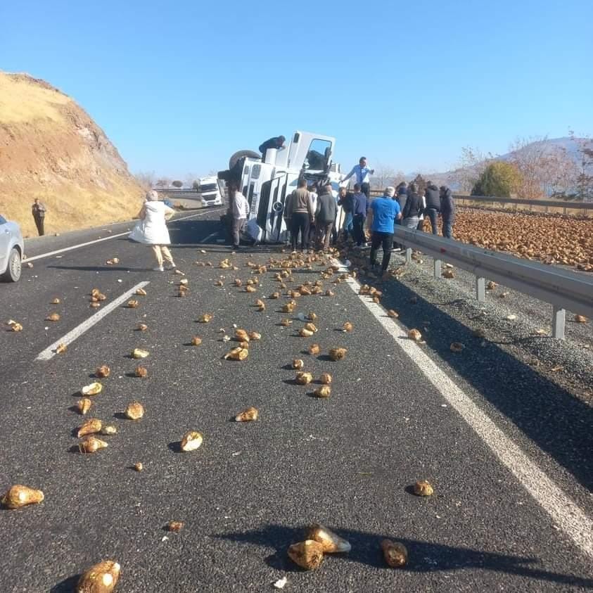 Elazigda Tir Devrildi Pancarlar Yola Sacildi (2)