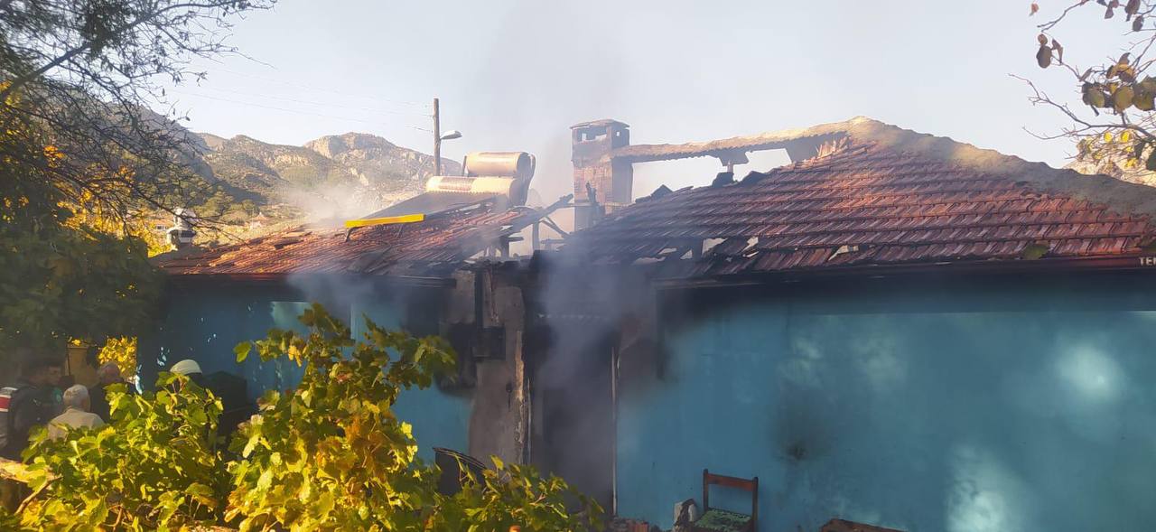 Karamanda Bahce Temizligi Icin Yakilan Ates Evi Yakti (6)