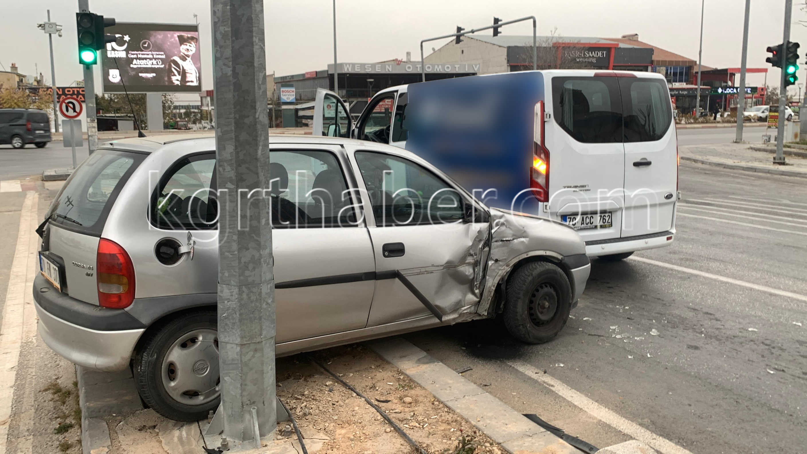 Karamanda Kaza Kirmizi Isiktaki Minibuse Carpti3