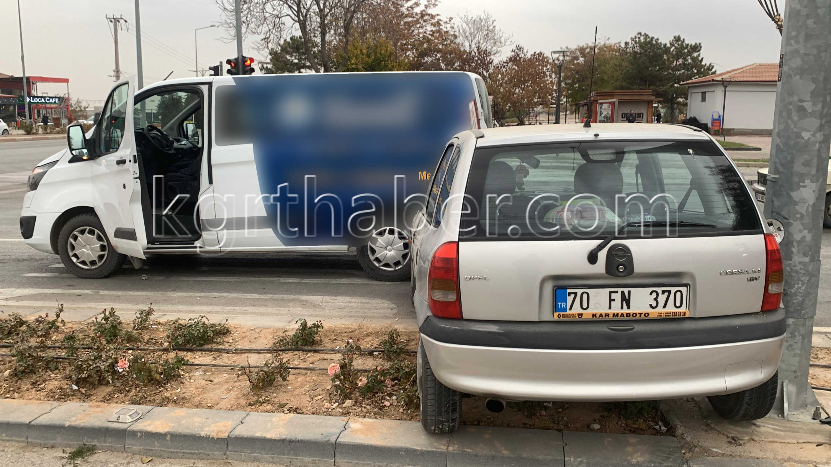 Karamanda Kaza Kirmizi Isiktaki Minibuse Carpti4