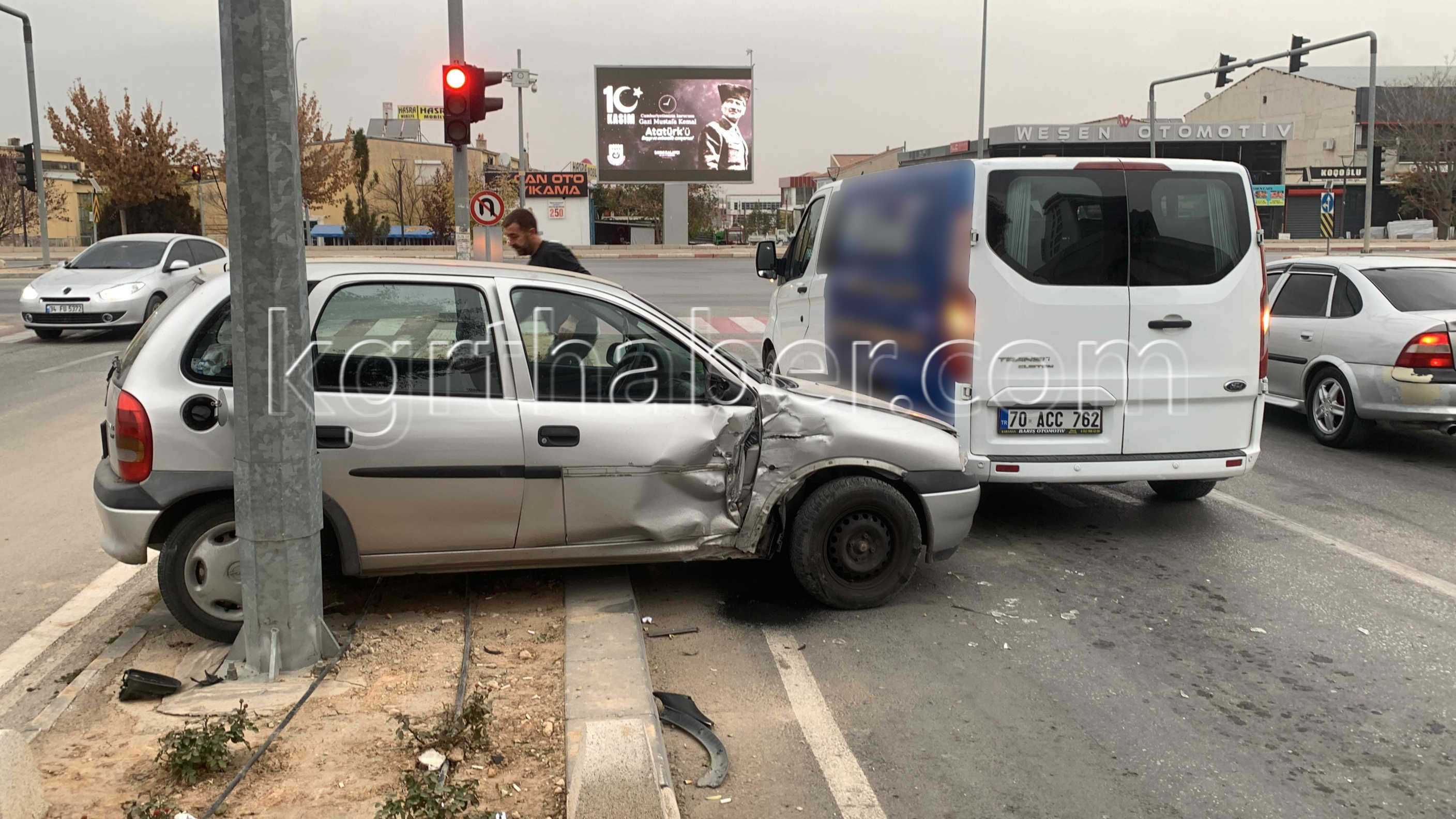 Karamanda Kaza Kirmizi Isiktaki Minibuse Carpti5