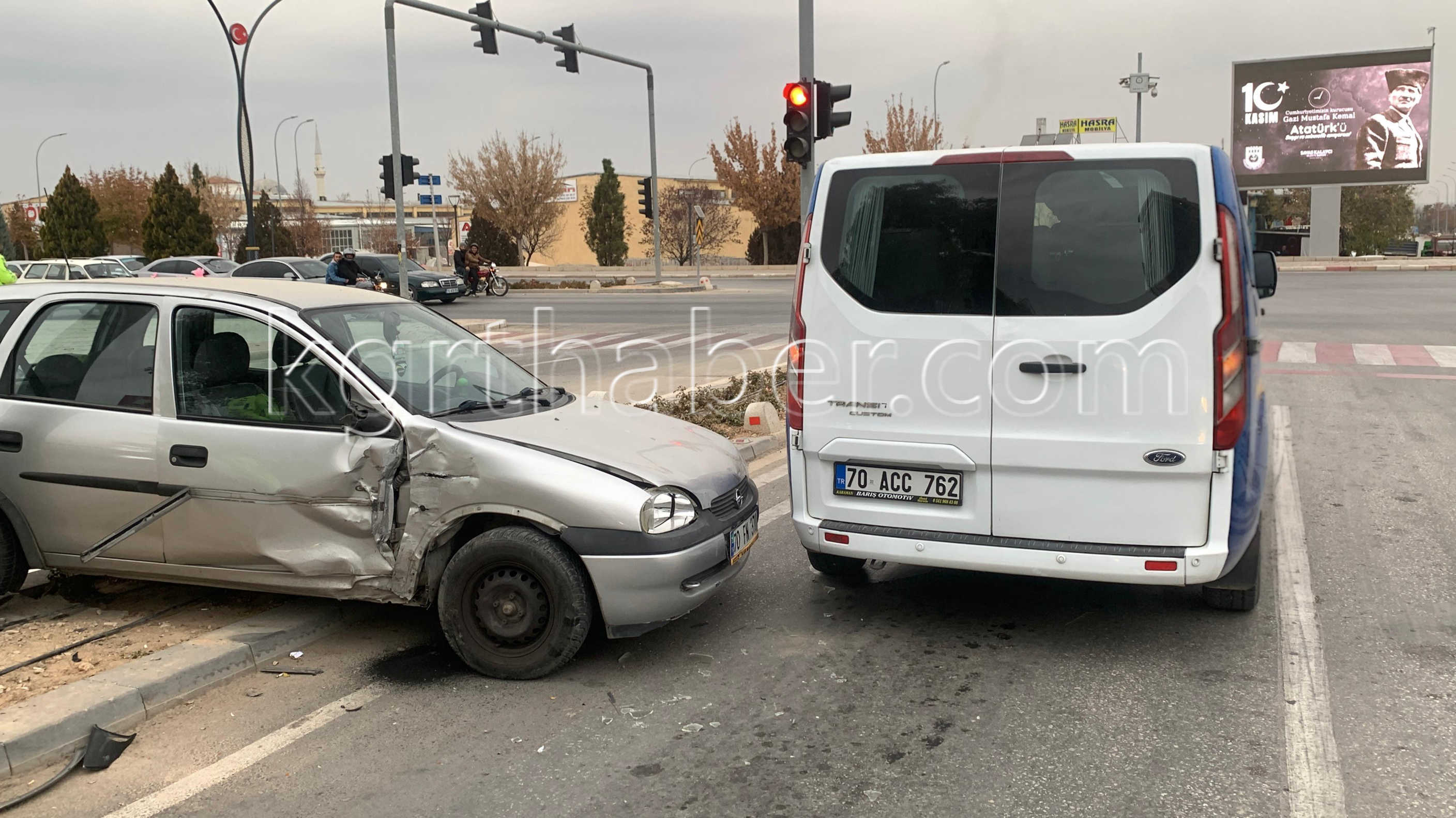 Karamanda Kaza Kirmizi Isiktaki Minibuse Carpti6