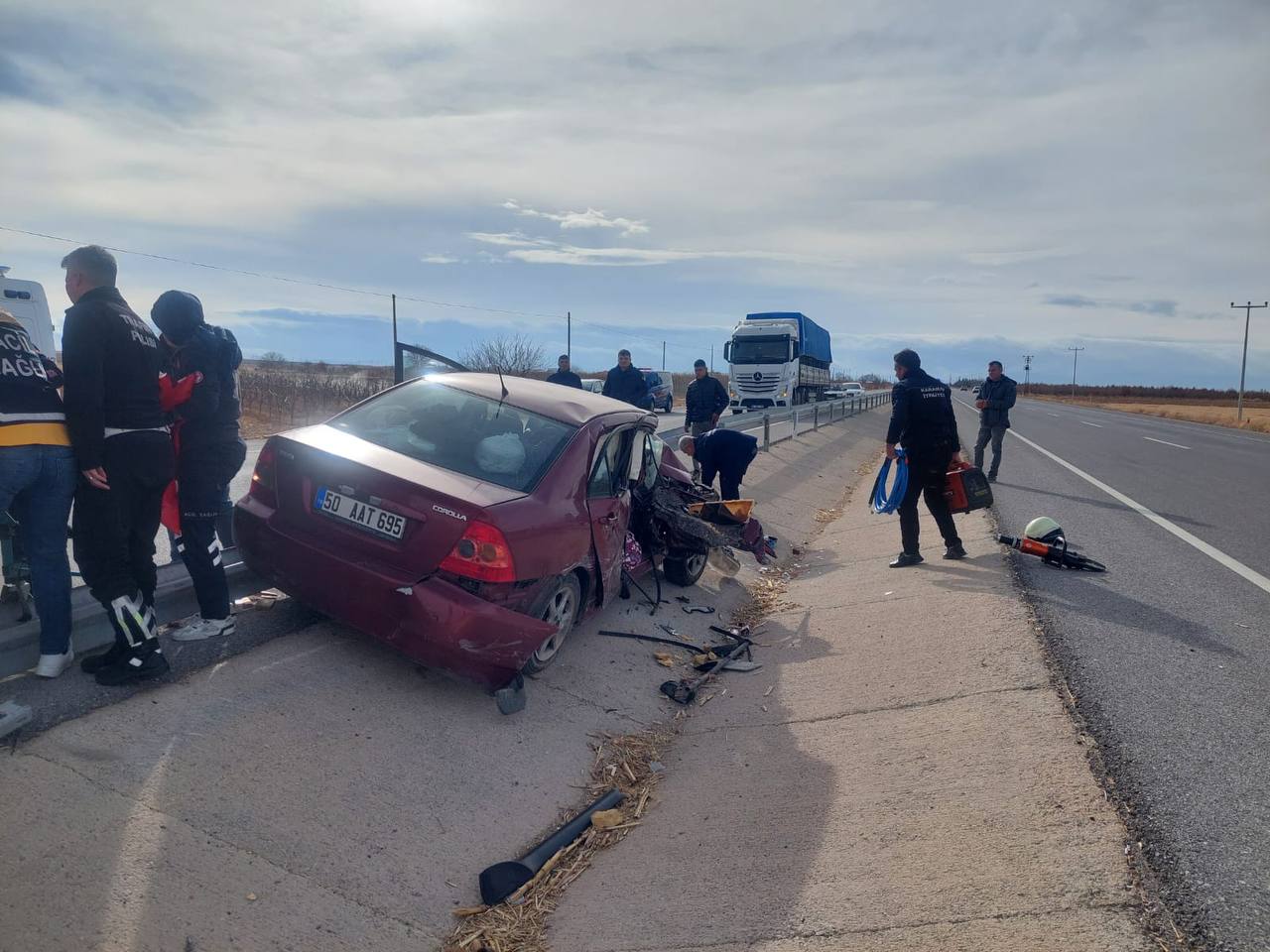 Karamanda Otomobil Romorka Carpti 4 Yarali2 Kopya