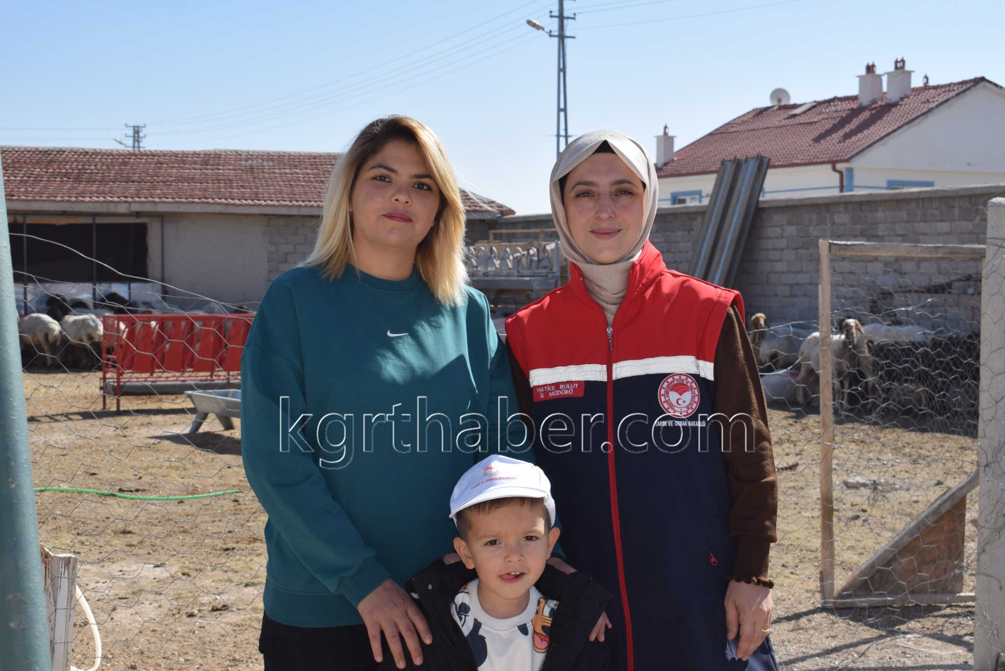 Karaman'da Üniversite Mezunu 30 Yaşındaki Kadın Hem Annelik Yapıyor Hem 70 Koyuna Bakıyor1