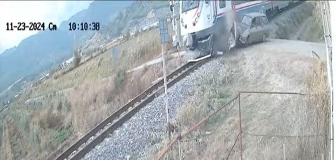 Manisada Tren Ile Otomobil Carpisti1