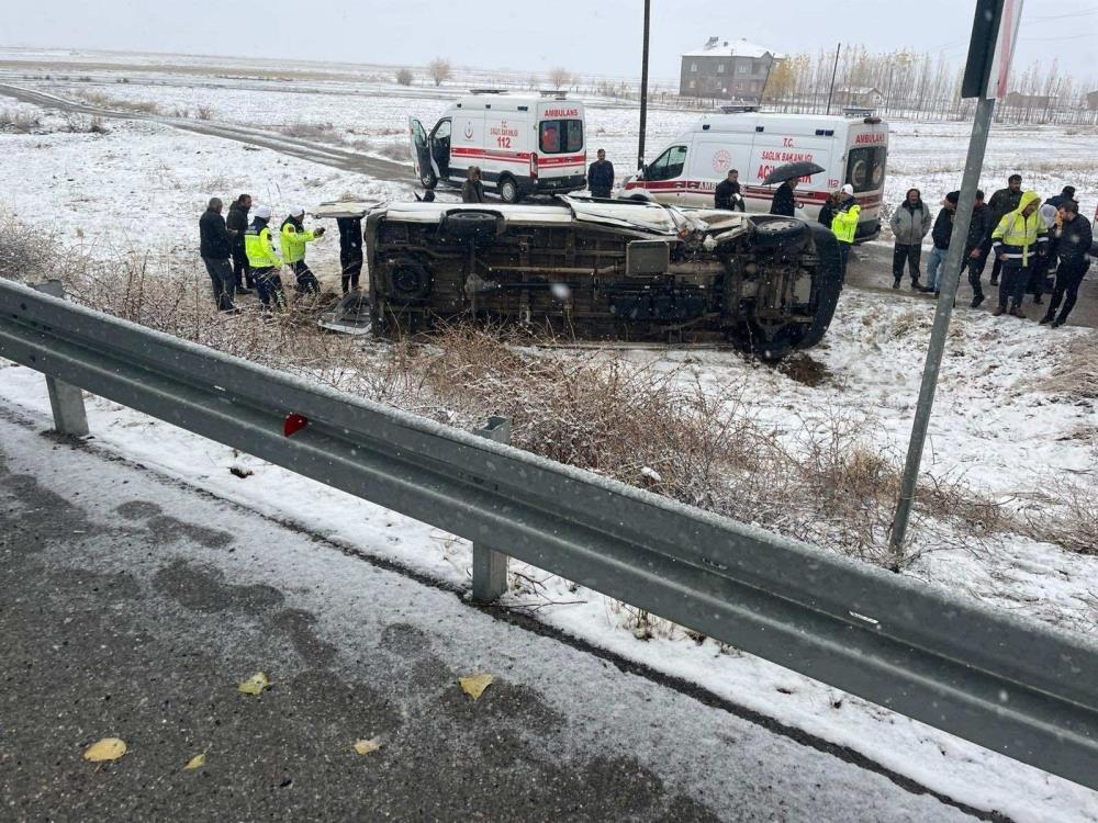 Musta Servis Minibusu Devrildi 15 Ogretmen Ve Surucu Yaralandi1