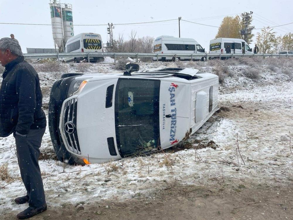 Musta Servis Minibusu Devrildi 15 Ogretmen Ve Surucu Yaralandi2