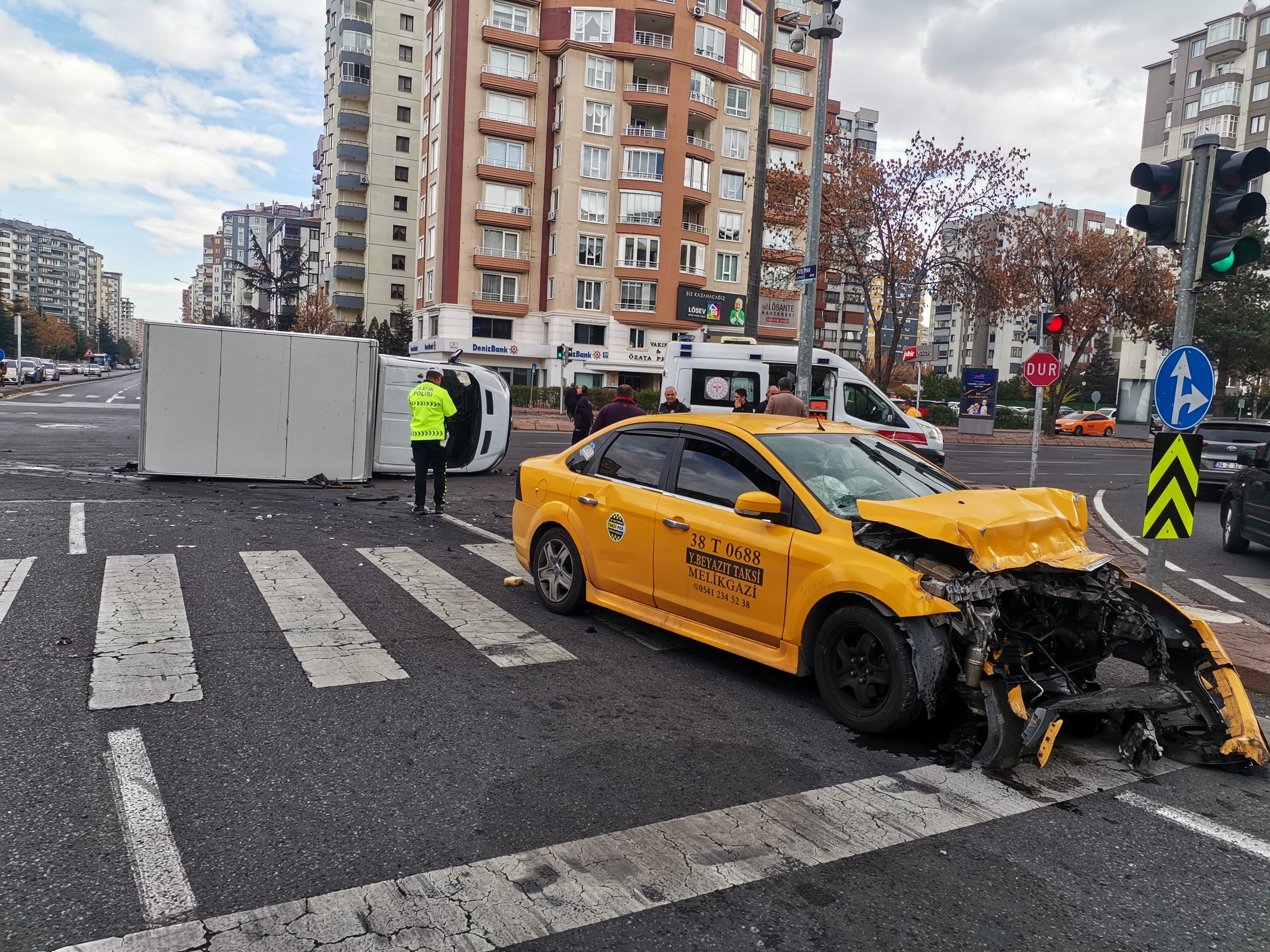 Ticari Taksi Ile Kamyonet Carpisti 6 Yarali (1)