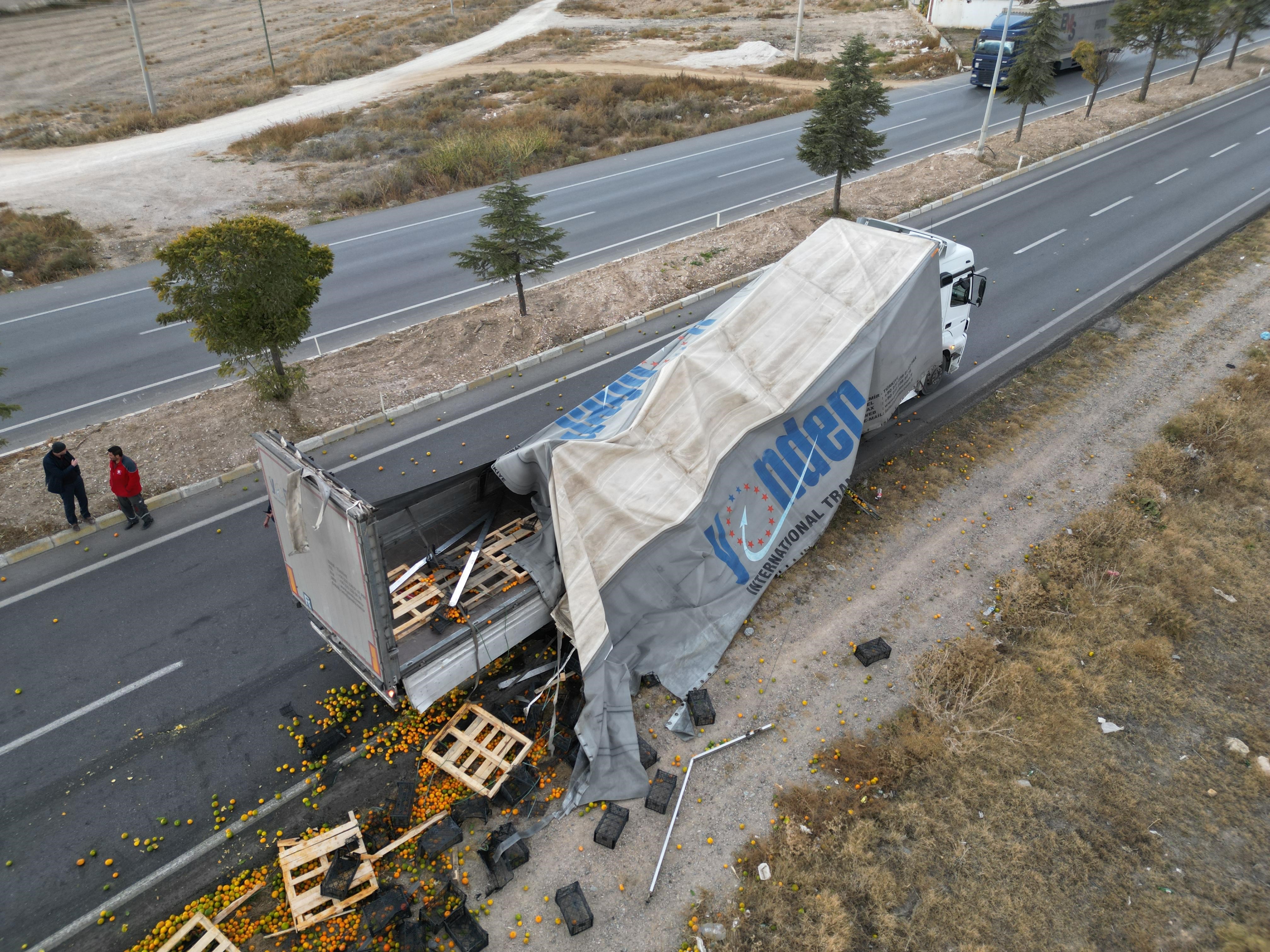 Tir Kazasi 10 Ton Mandalina Yola Sacildi (2)