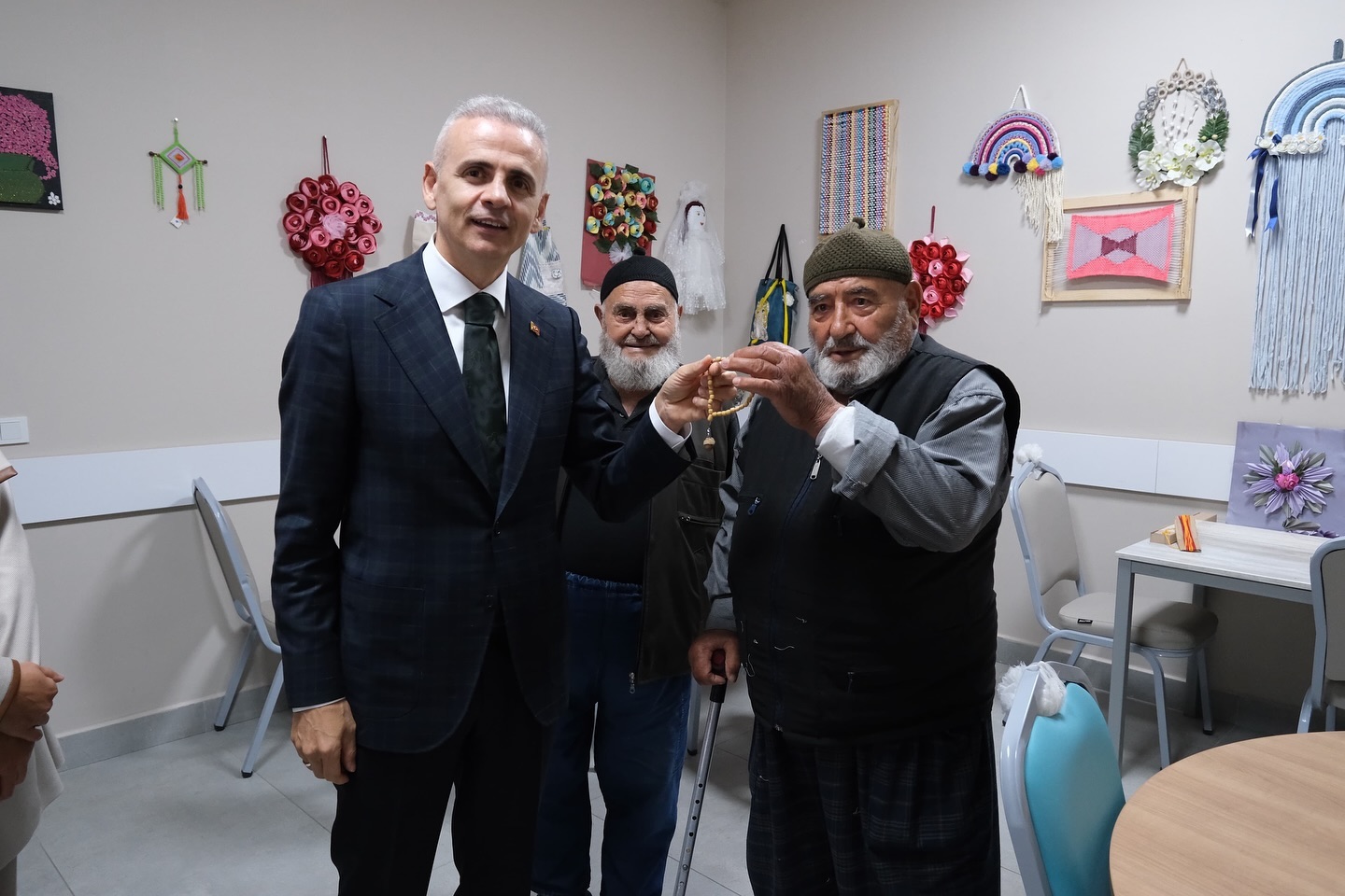 Vali Mehmet Fatih Cicekli Ve Esi Esengul Korkmaz Cicekliden Huzurevi Ziyareti1