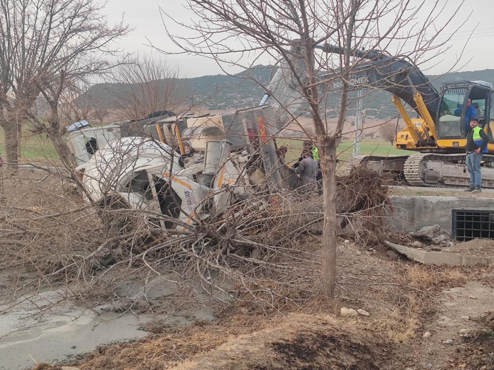 Adiyamanda Beton Mikseri Devrildi Surucu Olumden Dondu1