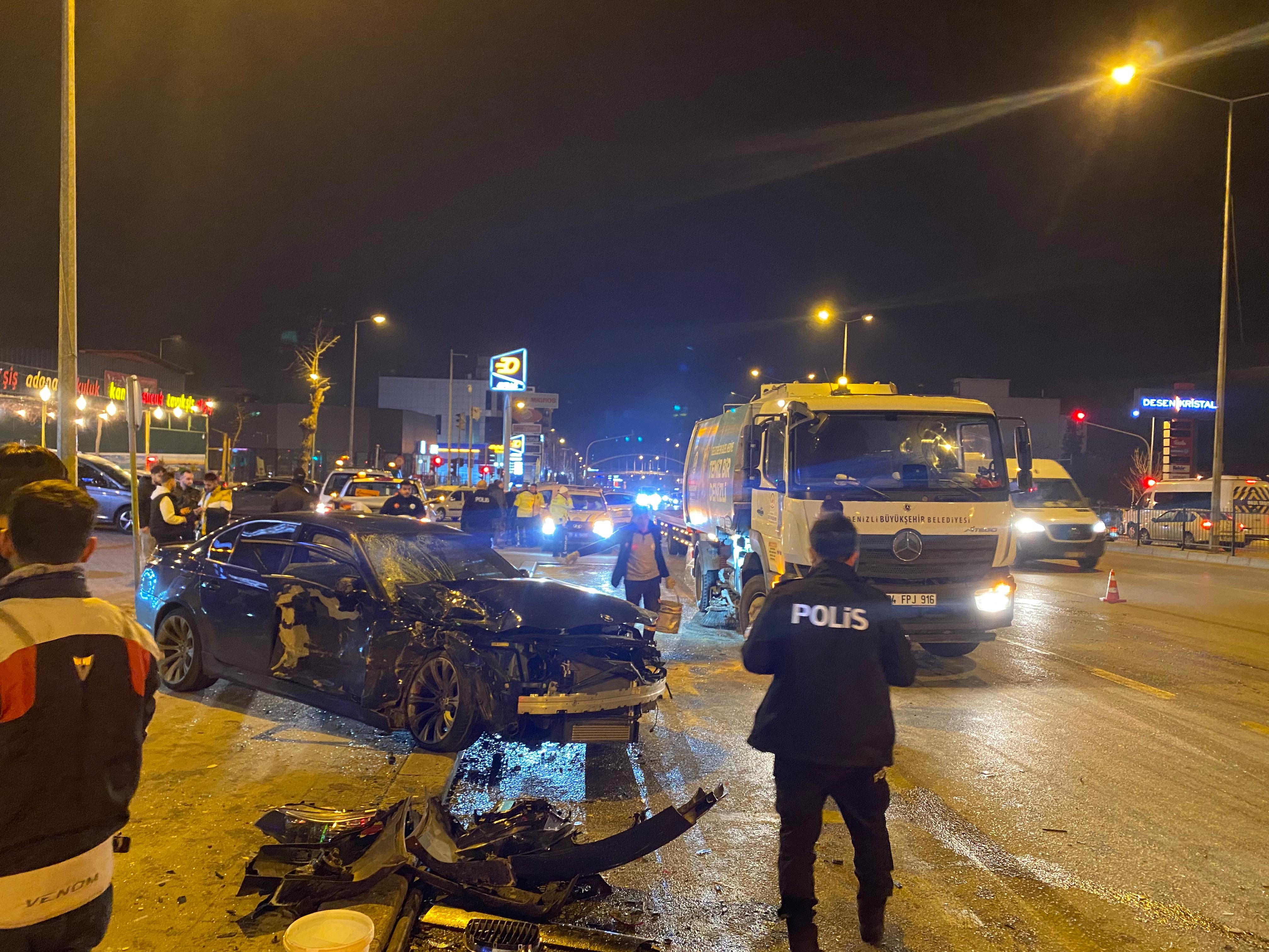 Araclara Carpan Surucu Yarali 3 Arkadasini Birakip Kacti (1)