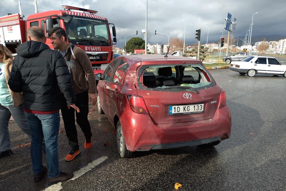 Edremitte Maddi Hasarli Trafik Kazasi Araclarda Buyuk Capli Hasar1