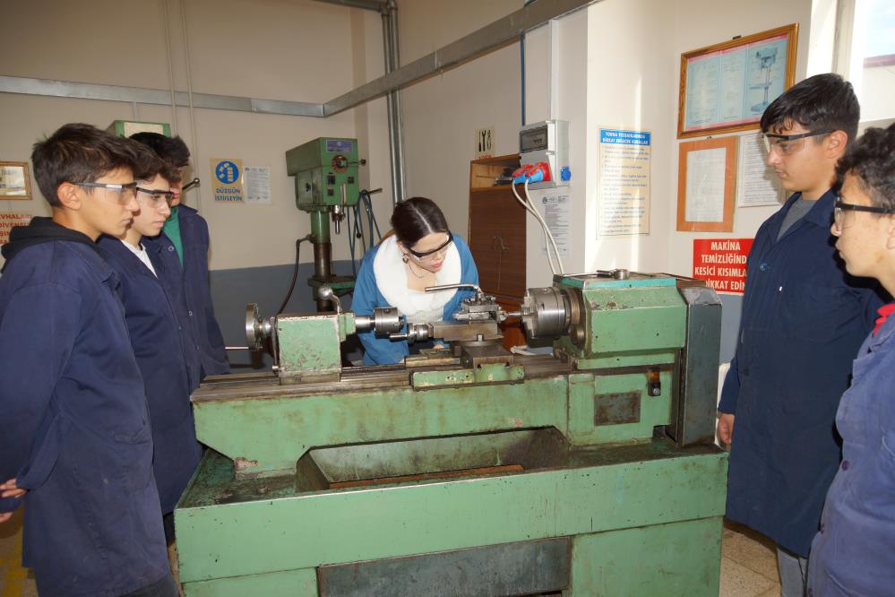 Ermenekte Kadin Makine Ogretmeni Ogrencilere Ilham Oluyor1