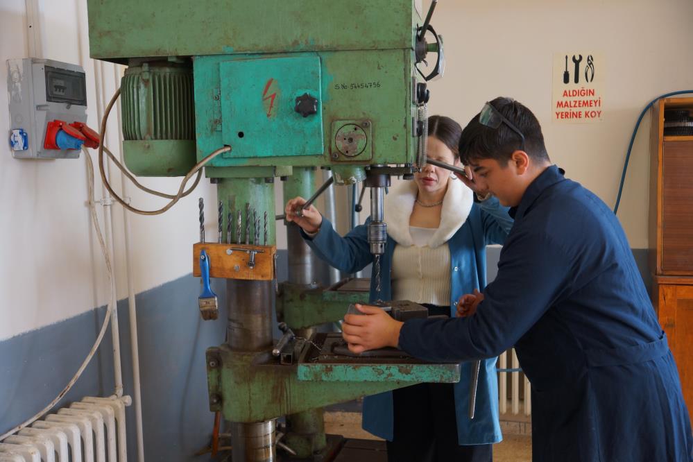 Ermenekte Kadin Makine Ogretmeni Ogrencilere Ilham Oluyor3