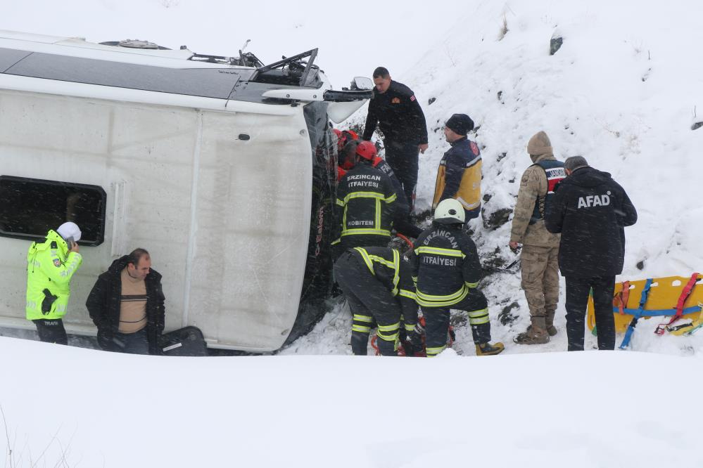 Erzincanda Otobus Sarampole Uctu 21 Yarali1