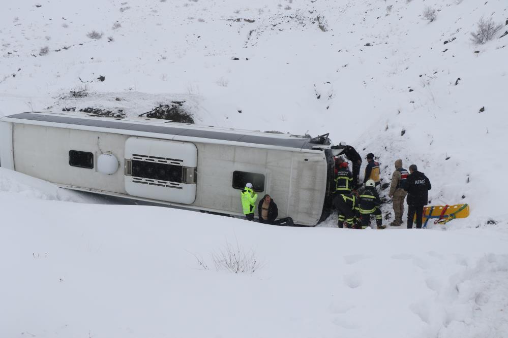 Erzincanda Otobus Sarampole Uctu 21 Yarali2