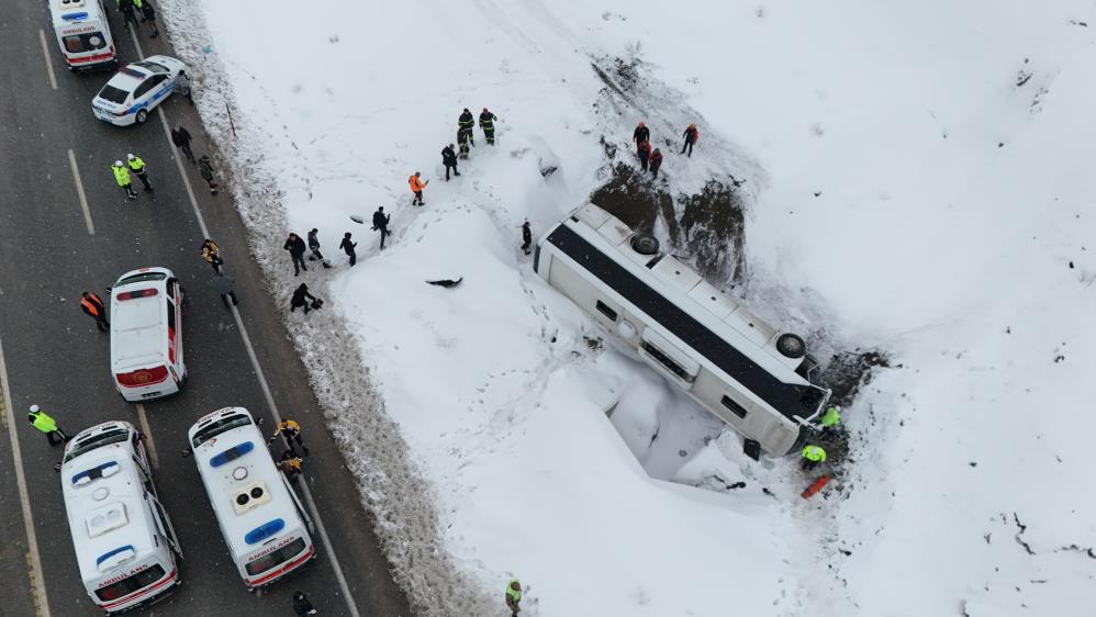 Erzincanda Otobus Sarampole Uctu 21 Yarali3