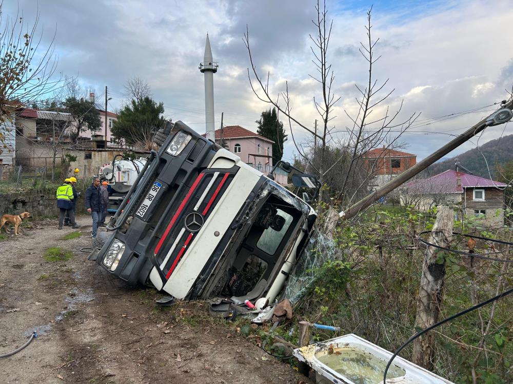 Kastamonuda Beton Mikseri Devrildi Surucu Yara Almadan Kurtuldu1