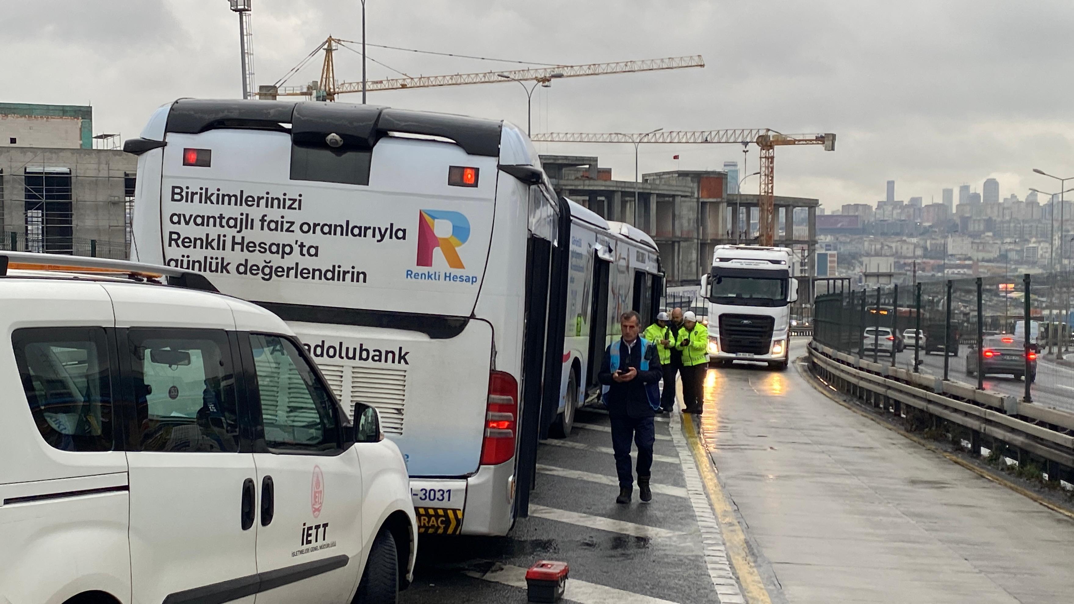 Korkutan Kaza Seyir Halindeki Metrobusten Yola Dustu (1)