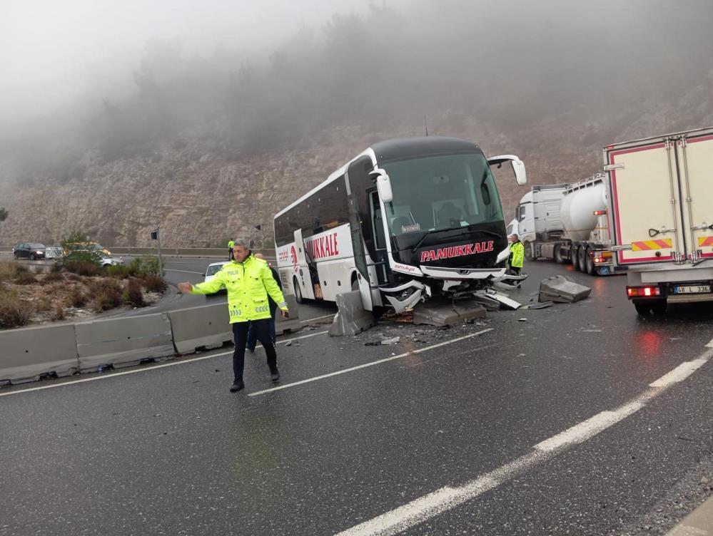 Muglada Yolcu Otobusu Bariyerlere Carpti 5 Yarali1