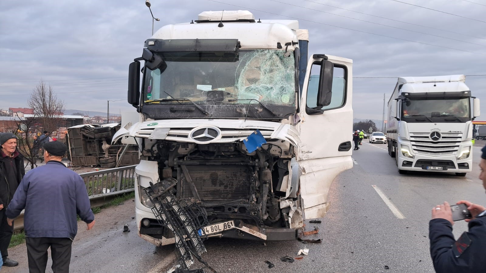 Okul Servisi Ile Tir Carpisti 8 Ogrencinin Durumu Agir (3)