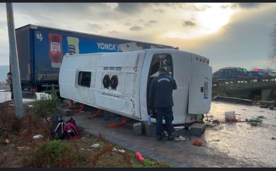 Okul Servisi Ile Tir Carpisti 8 Ogrencinin Durumu Agir (4)