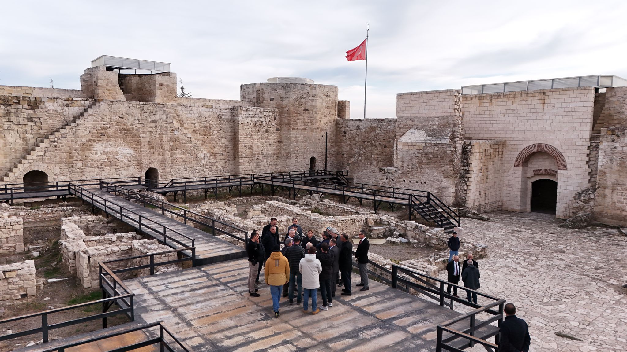 Sukur Karaman Kalesine El Atildi Karaman Kalesi Gorundu (3)