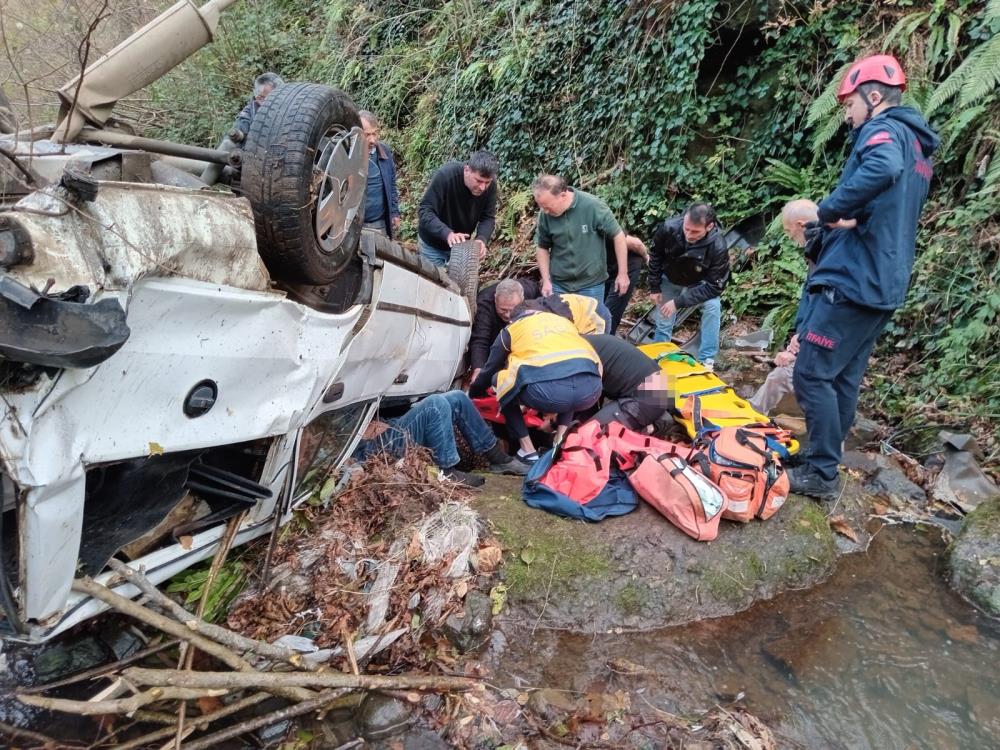 Trabzon Salpazarinda Otomobil Dereye Uctu 2 Yarali1