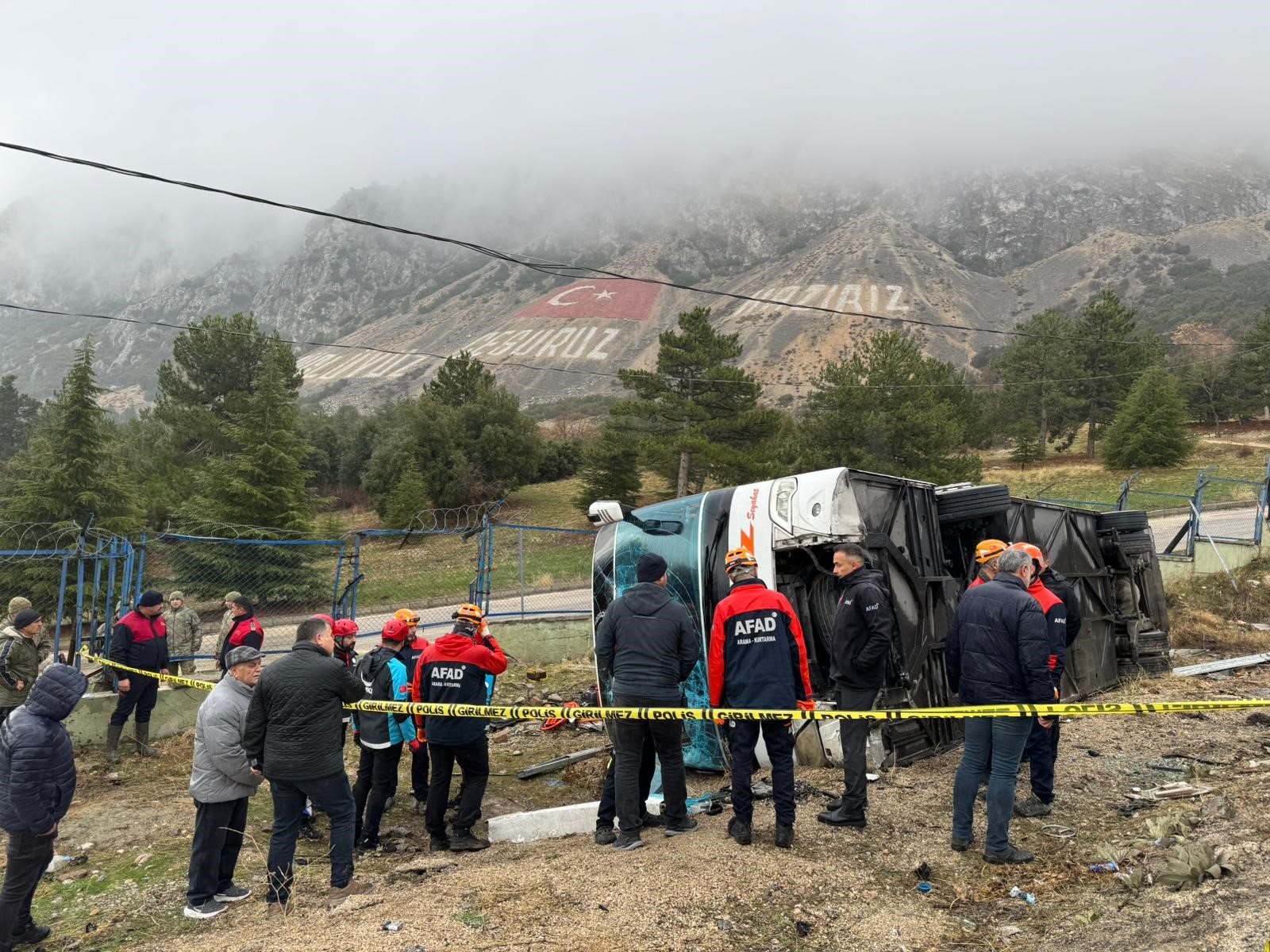 Yolcu Otobusu Sarampole Devrildi 1 Olu 24 Yarali (1)