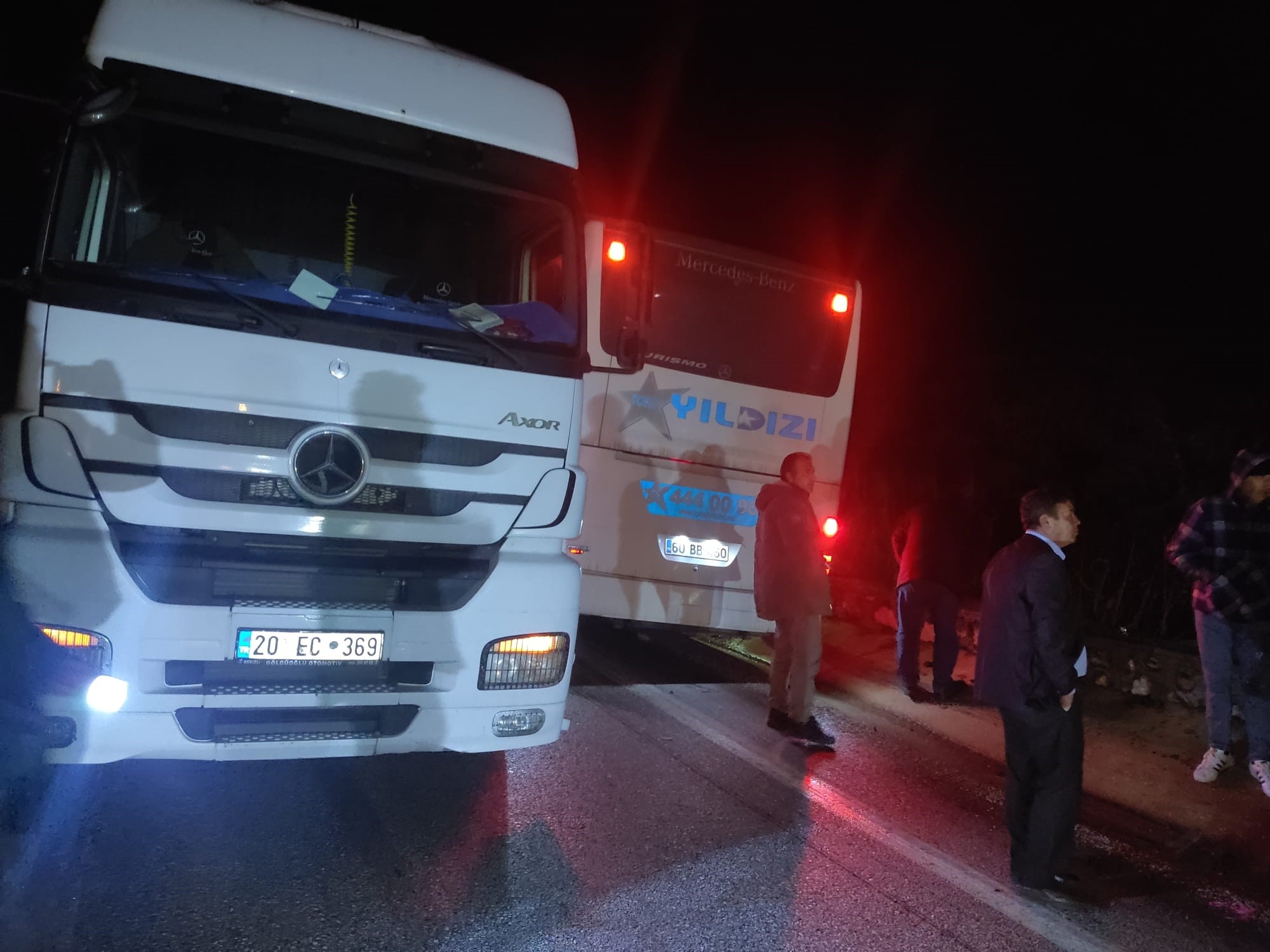 Yolcu Otobusuyle Tir Carpisti 18 Yarali (4)