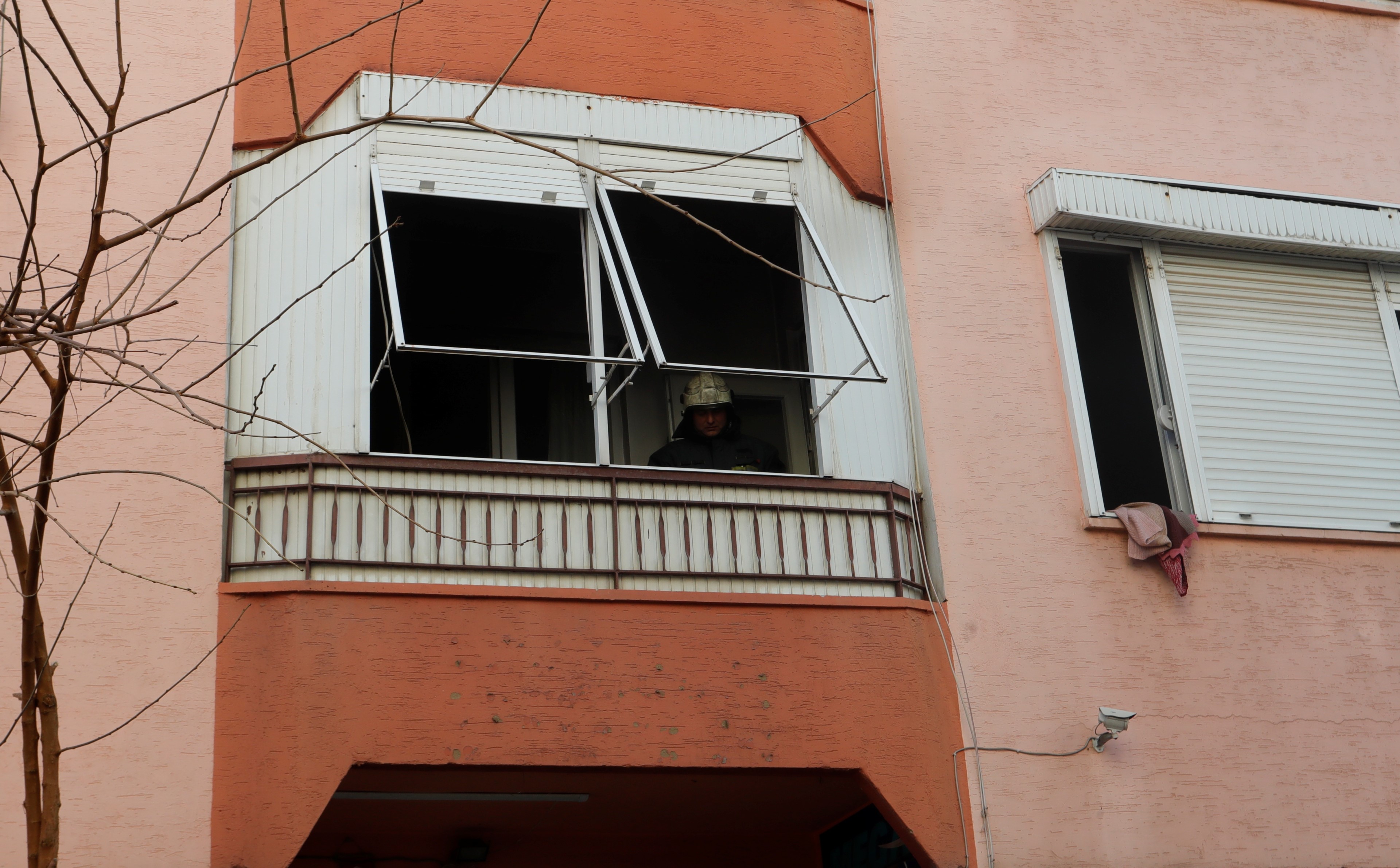 Balkondaki Sprey Kutulari Bomba Gibi Patladi (3)