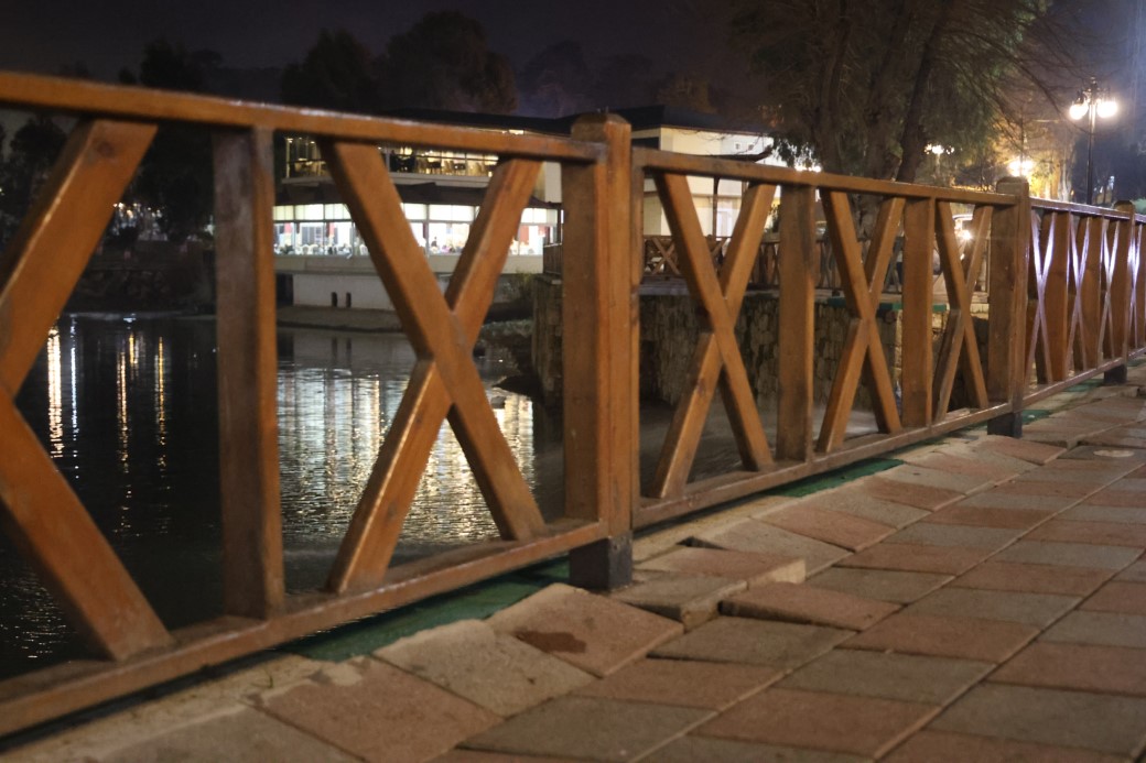 Fotograf Icin Poz Verirken Gole Dusen Cocugu Babasi Kurtardi (1)