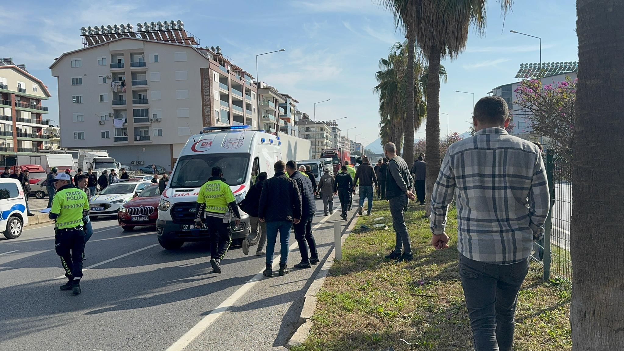 Kamyonetle Motosiklet Carpisti 17 Yasindaki Surucusu Hayatini Kaybetti (2)