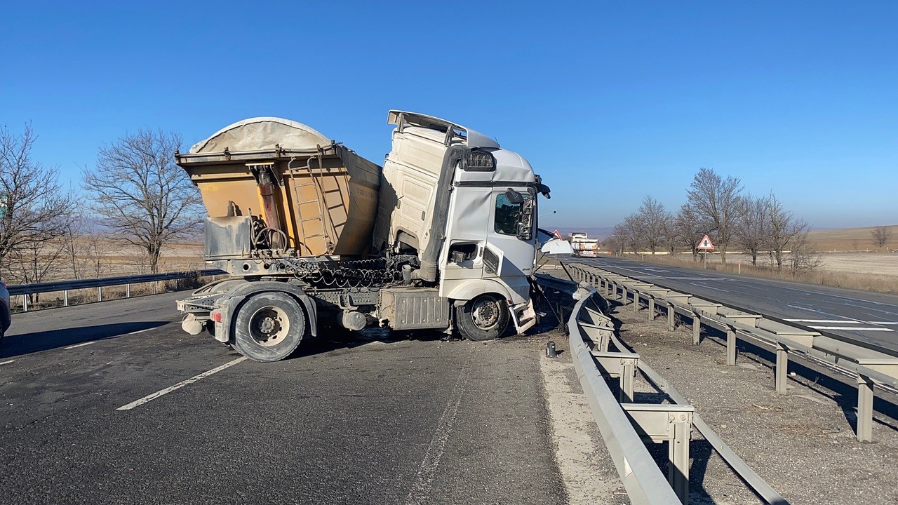 Konyada Tir Tira Carpti 1 Yarali (1)