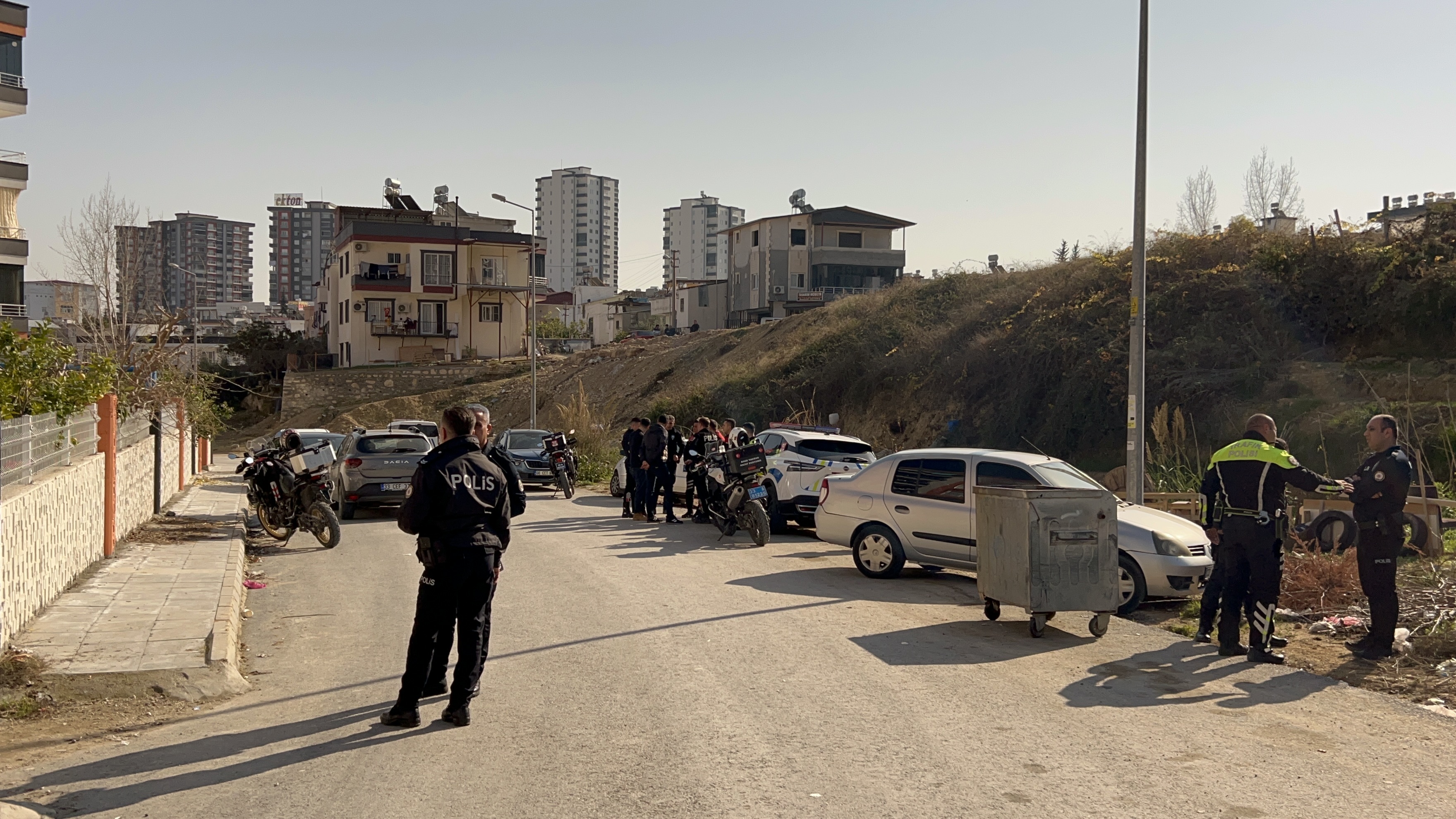 Polis Memuru Katliam Yapti Ailesinden 5 Kisi Hayatini Kaybetti (2)