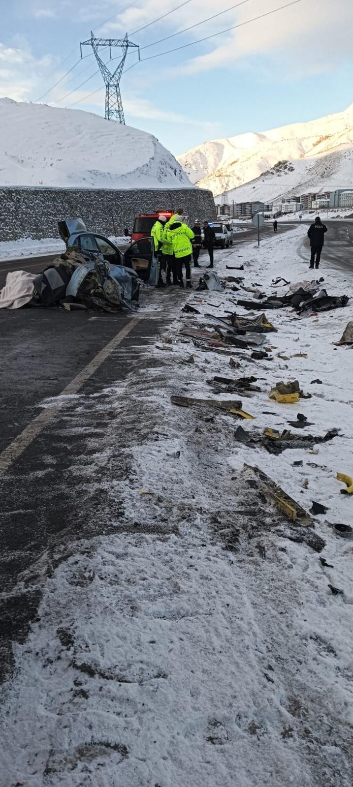 Tirla Otomobil Carpisti Kagit Gibi Ezilen Otomobilde 1 Olu 2 Yarali (2)