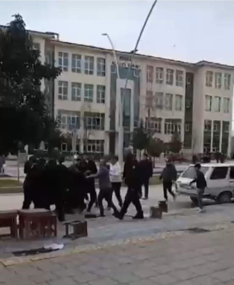 Adliye Onunde Sopali Ve Tabureli Kavga 9 Gozalti (1)