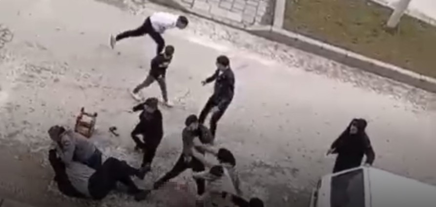 Adliye Onunde Sopali Ve Tabureli Kavga 9 Gozalti (2)