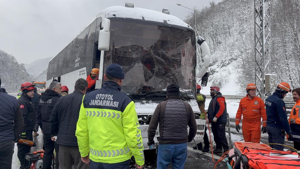 Bolu Daginda Yolcu Otobusu Tira Carpti Sofor Aracta Sikisti1