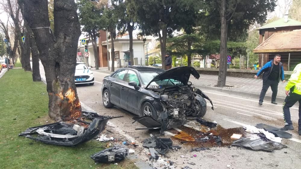 Bursada Kadin Surucu Direksiyon Hakimiyetini Kaybederek Agaca Carpti1