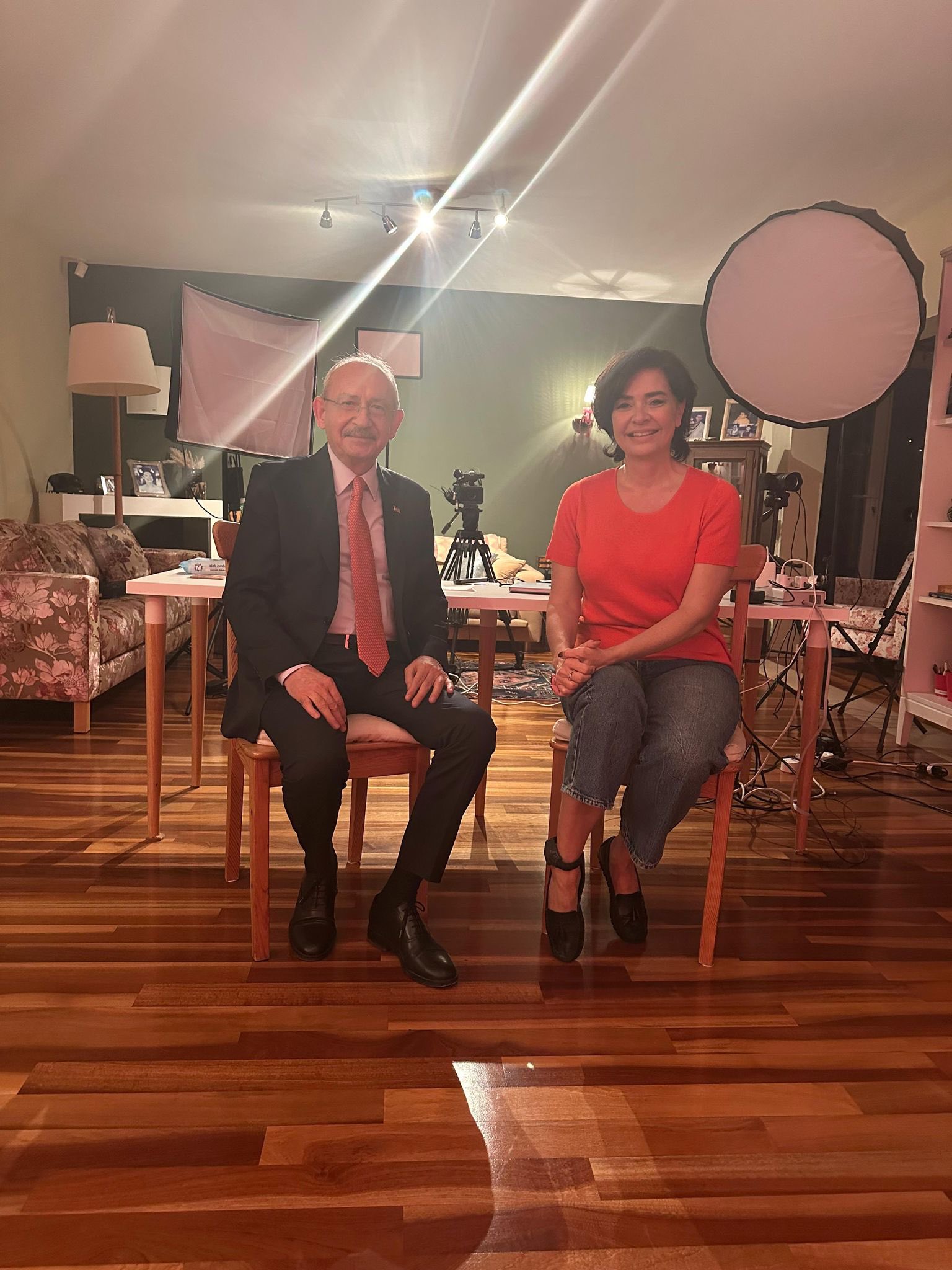 Gazeteci Ozlem Gurses 52 Gunluk Ev Hapsi Sonrasi Yeniden Studyoda (1)