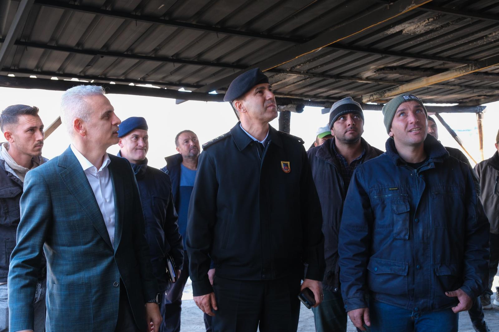 Karaman Valisi Cicekli Kis Ortasinda Evi Yanan Aileyi Yalniz Birakmadi (1)