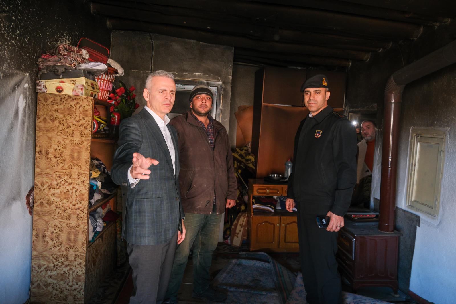 Karaman Valisi Cicekli Kis Ortasinda Evi Yanan Aileyi Yalniz Birakmadi (2)