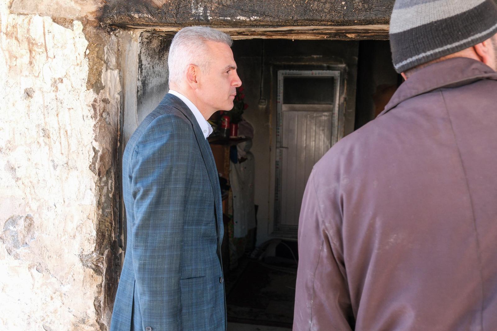 Karaman Valisi Cicekli Kis Ortasinda Evi Yanan Aileyi Yalniz Birakmadi (3)