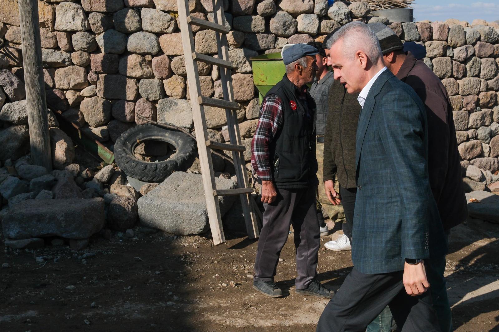 Karaman Valisi Cicekli Kis Ortasinda Evi Yanan Aileyi Yalniz Birakmadi (4)